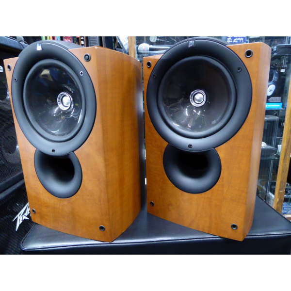 <p>Lovely bookshelf or stand-mount speakers with a contemporary style and fabulous sound.</p><p>Dual-concentric design gives a great sound stage with excellent separation.</p><p>Dark Apple finish.</p><br />