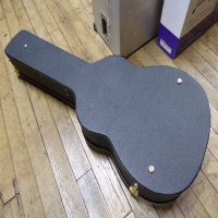 Quality hard case for Orchestra and 000 size guitars.&nbsp; Excellent condition with key.