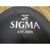 Quality hard case for Orchestra and 000 size guitars.&nbsp; Excellent condition with key.