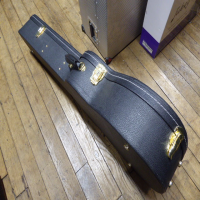 Quality hard case for Orchestra and 000 size guitars.&nbsp; Excellent condition with key.