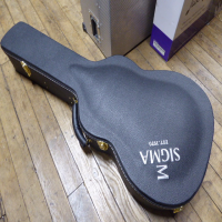 Quality hard case for Orchestra and 000 size guitars.&nbsp; Excellent condition with key.
