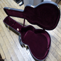 Quality hard case for Orchestra and 000 size guitars.&nbsp; Excellent condition with key.