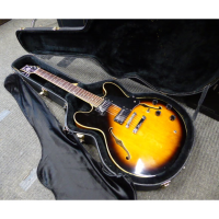 <p>Lovely double cut archtop guitar with original hard case.&nbsp; Made in Korea (1995).</p><p>Good condition for its age.</p>