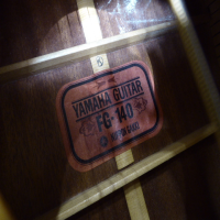 <p>Red label dreadnought acoustic guitar by Yamaha.&nbsp; Made in Japan (1968-1972).</p><p>Condition: Various small marks, but nothing major.</p>