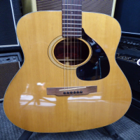<p>Red label dreadnought acoustic guitar by Yamaha.&nbsp; Made in Japan (1968-1972).</p><p>Condition: Various small marks, but nothing major.</p>