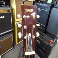 <p>Red label dreadnought acoustic guitar by Yamaha.&nbsp; Made in Japan (1968-1972).</p><p>Condition: Various small marks, but nothing major.</p>