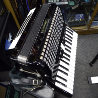 <p>Lovely 72 bass accordion with 34 treble keys, three-voice tremolo tuning and five treble couplers.</p><p>Compact and not too heavy.</p><p>Ideal for students and intermediate players.</p><p><br /></p>