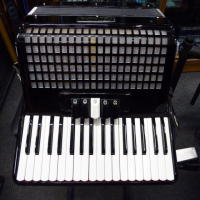 <p>Lovely 72 bass accordion with 34 treble keys, three-voice tremolo tuning and five treble couplers.</p><p>Compact and not too heavy.</p><p>Ideal for students and intermediate players.</p><p><br /></p>