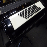 <p>Lovely 72 bass accordion with 34 treble keys, three-voice tremolo tuning and five treble couplers.</p><p>Compact and not too heavy.</p><p>Ideal for students and intermediate players.</p><p><br /></p>