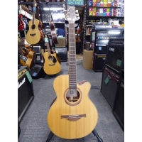 <p>Decent electro-acoustic guitar at an affordable price.</p><p>Condition:&nbsp; 1 unoriginal tuner cap, otherwise excellent.</p>