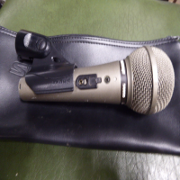 <p>Vintage 'Unidyne B' dynamic microphone from this legendary manufacturer.</p><p>Cardioid pattern.</p><p>Well-suited to vocals and spoken word in a live situation.</p><p>Ball grille design handles plosives.&nbsp;</p><br />