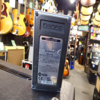 <p>Superb distortion pedal by Boss.</p><p>Condition: A few chips, otherwise fine.</p>